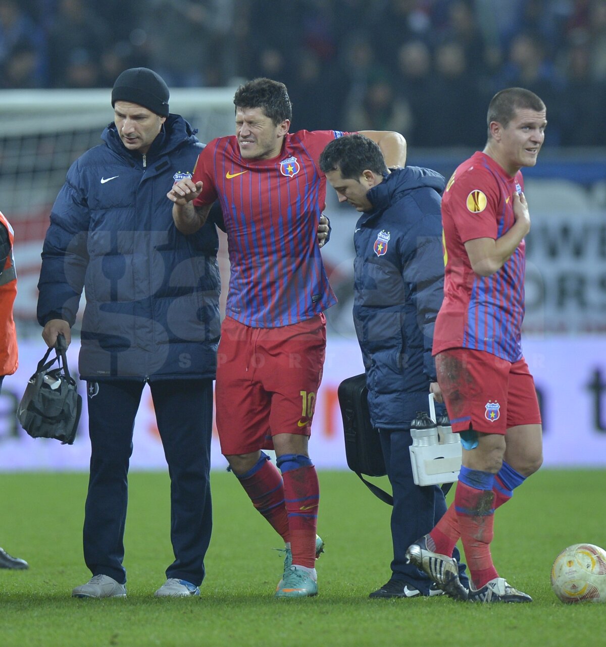FOTO » Călcat pe gleznă, Tănase a fost cărat pe braţe la vestiare!