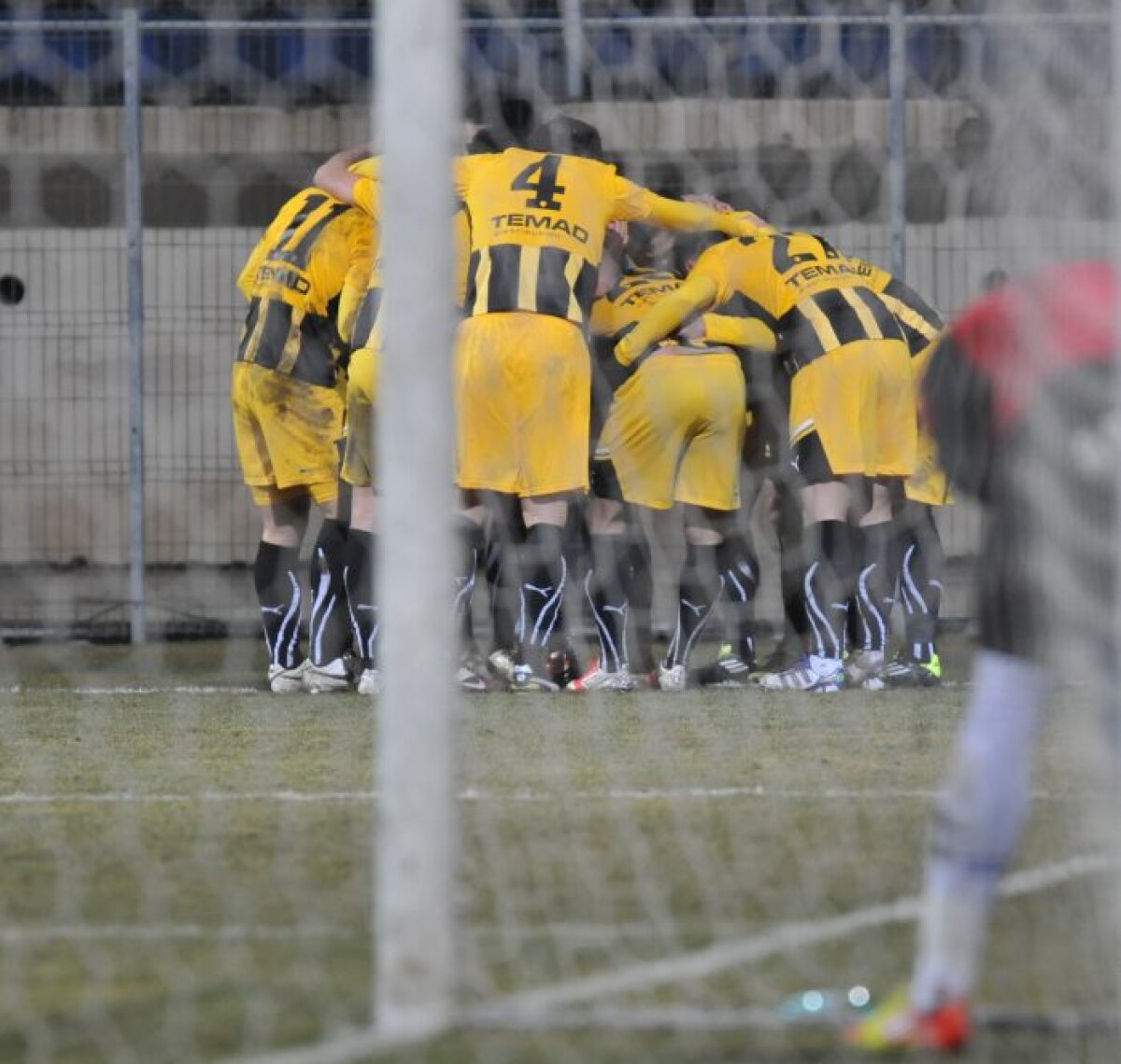 Din tribune pe teren » Cartea "Eroi locali" este o istorie plină de pasiune şi umor despre iubirea nemărginită pentru fotbal şi unde te poate purta ea