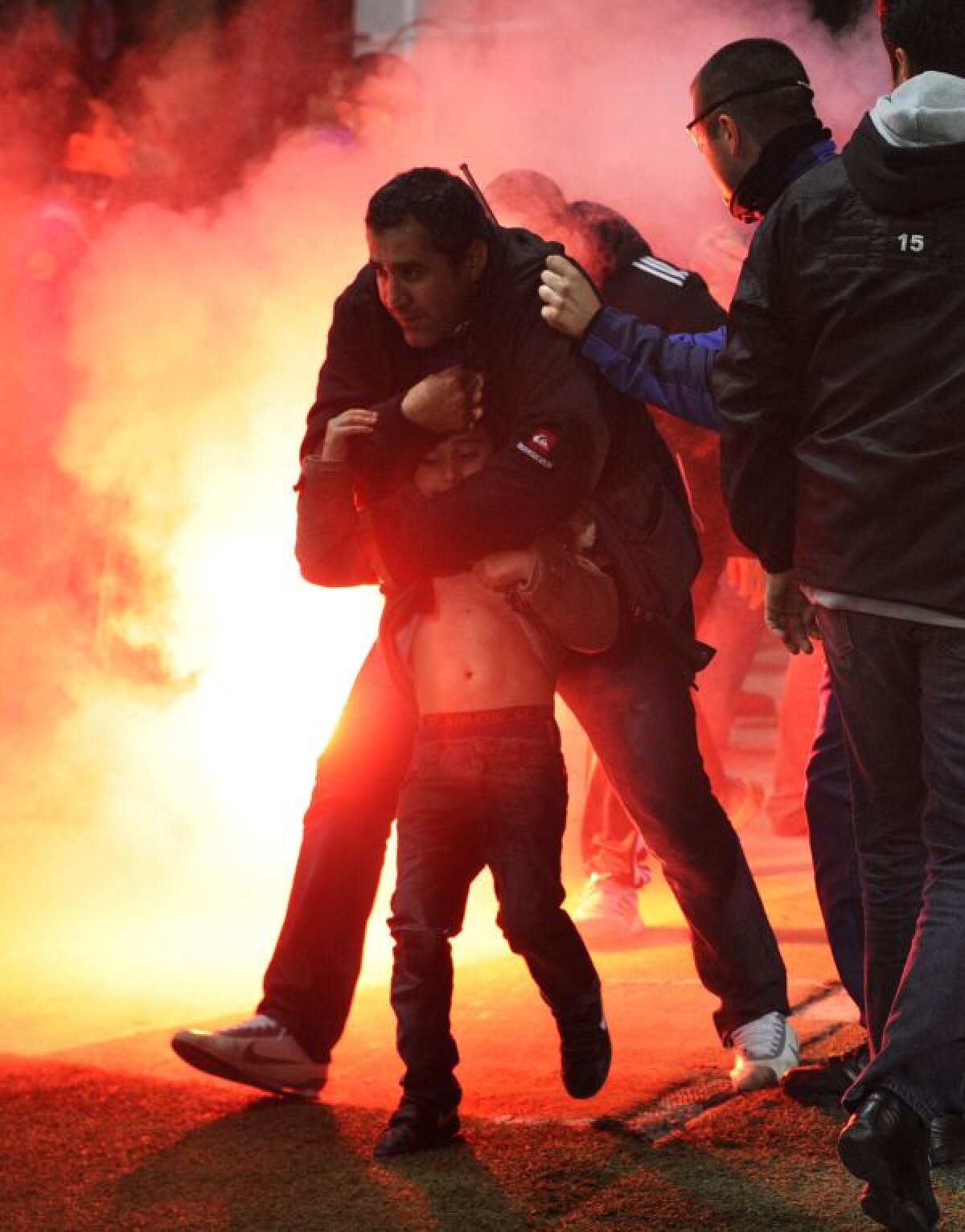 VIDEO Horror League » Violenţe ieşite din comun la meciurile de la Roma şi Marseille