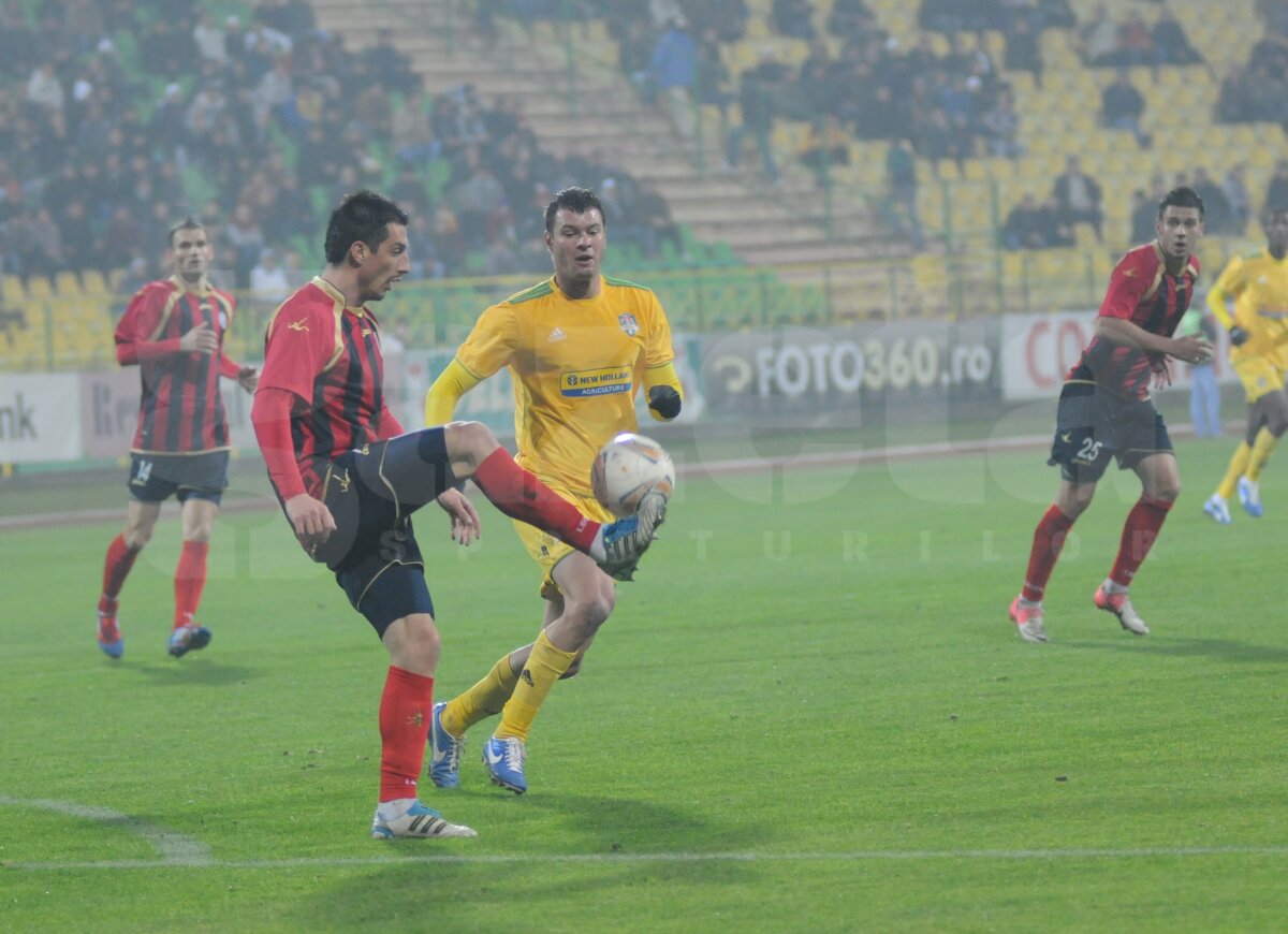 FOTO&VIDEO Echipa lui Hizo a învins în derby-ul Moldovei şi a urcat pe 4 » Vaslui - CSMS Iaşi 3-0