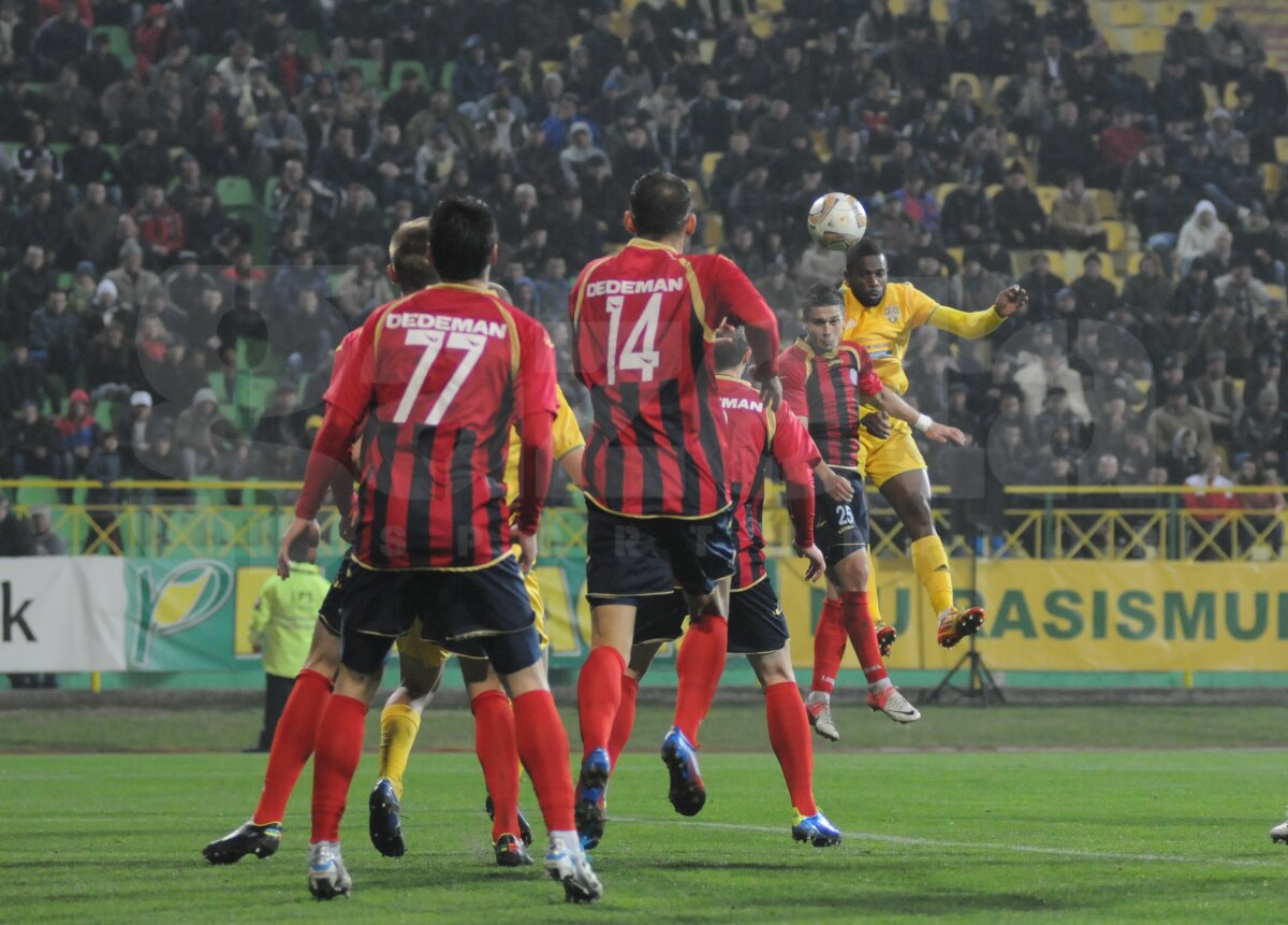 FOTO&VIDEO Echipa lui Hizo a învins în derby-ul Moldovei şi a urcat pe 4 » Vaslui - CSMS Iaşi 3-0