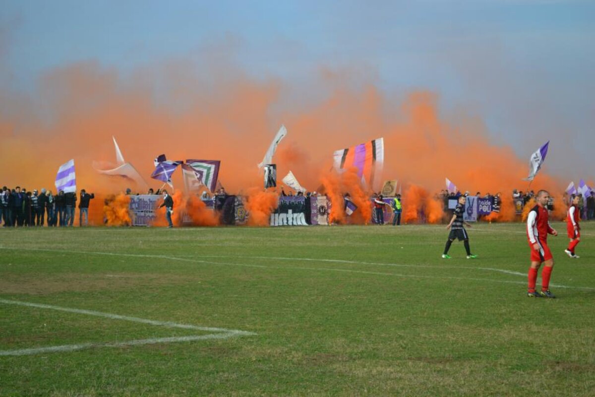 FOTO ŞI VIDEO Suporterii lui ASU uimesc din nou! » Atmosferă incredibilă la partida din deplasare cu Remetea Mare