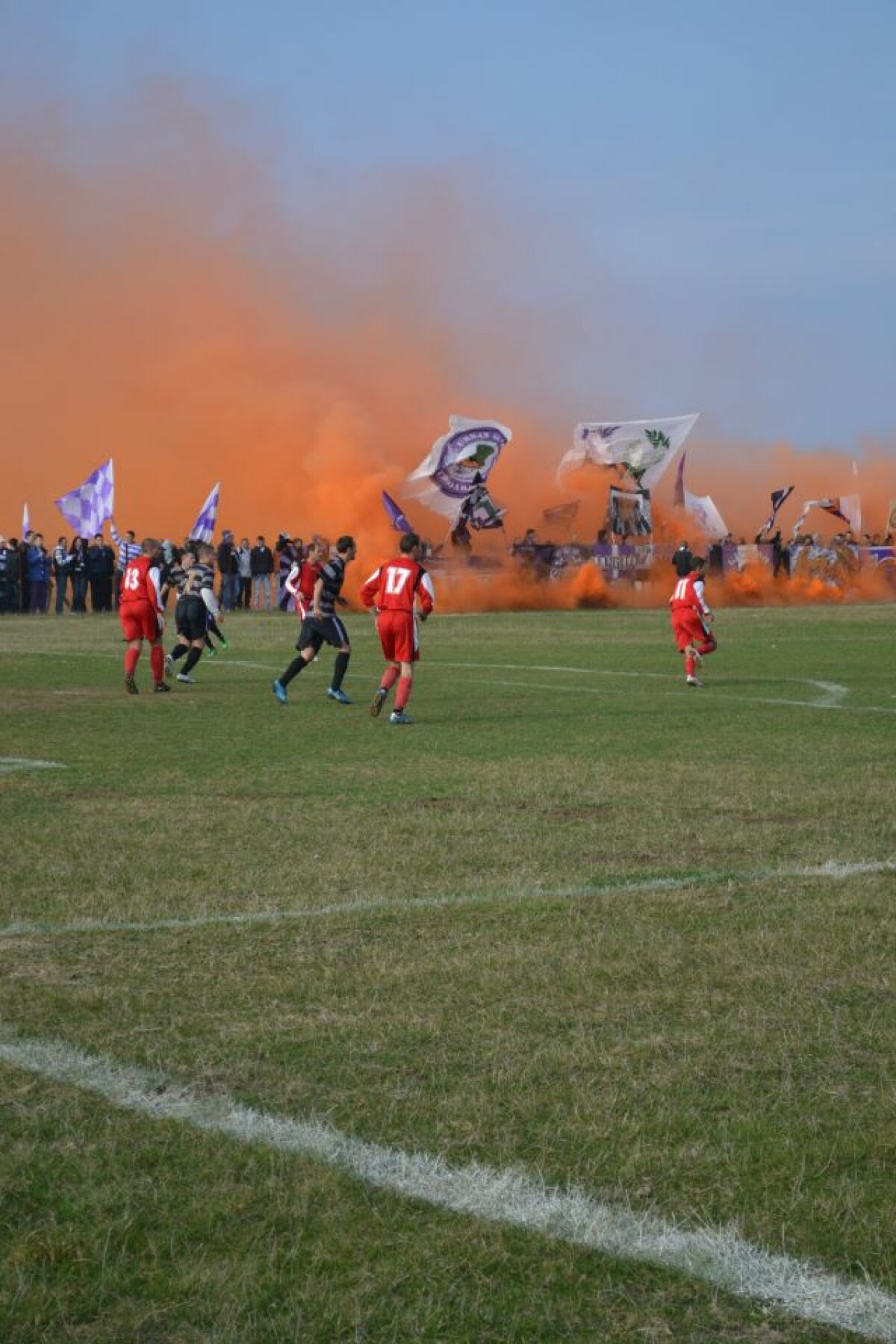 FOTO ŞI VIDEO Suporterii lui ASU uimesc din nou! » Atmosferă incredibilă la partida din deplasare cu Remetea Mare