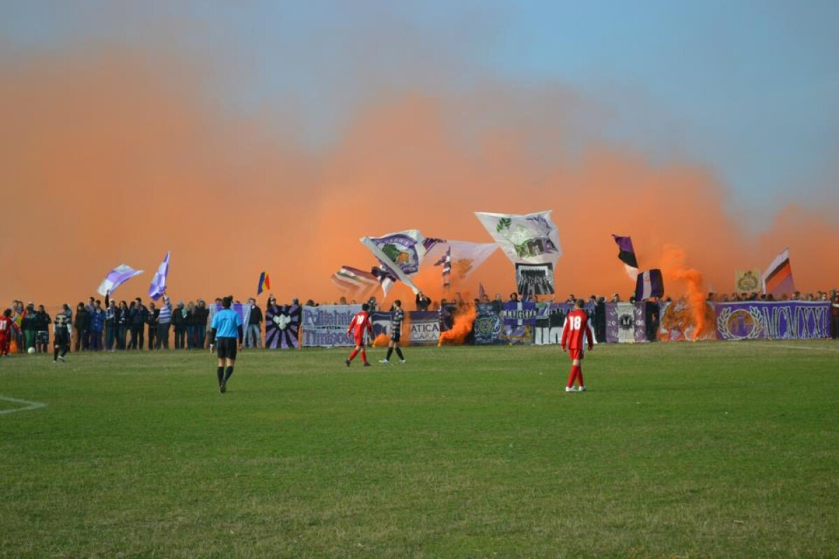 FOTO ŞI VIDEO Suporterii lui ASU uimesc din nou! » Atmosferă incredibilă la partida din deplasare cu Remetea Mare