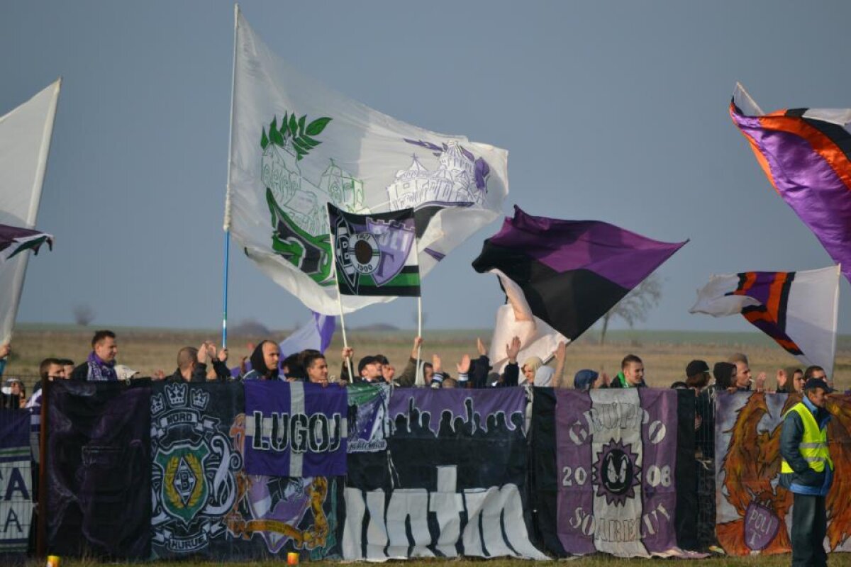 FOTO ŞI VIDEO Suporterii lui ASU uimesc din nou! » Atmosferă incredibilă la partida din deplasare cu Remetea Mare