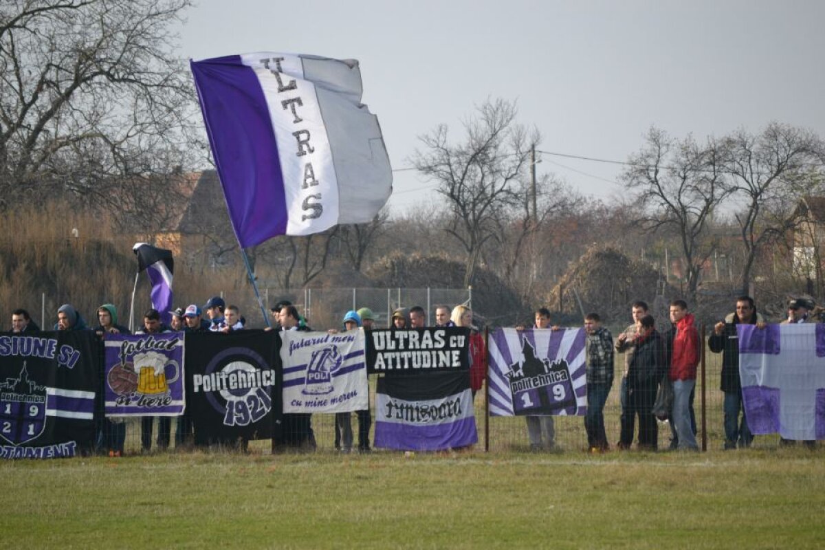 FOTO ŞI VIDEO Suporterii lui ASU uimesc din nou! » Atmosferă incredibilă la partida din deplasare cu Remetea Mare