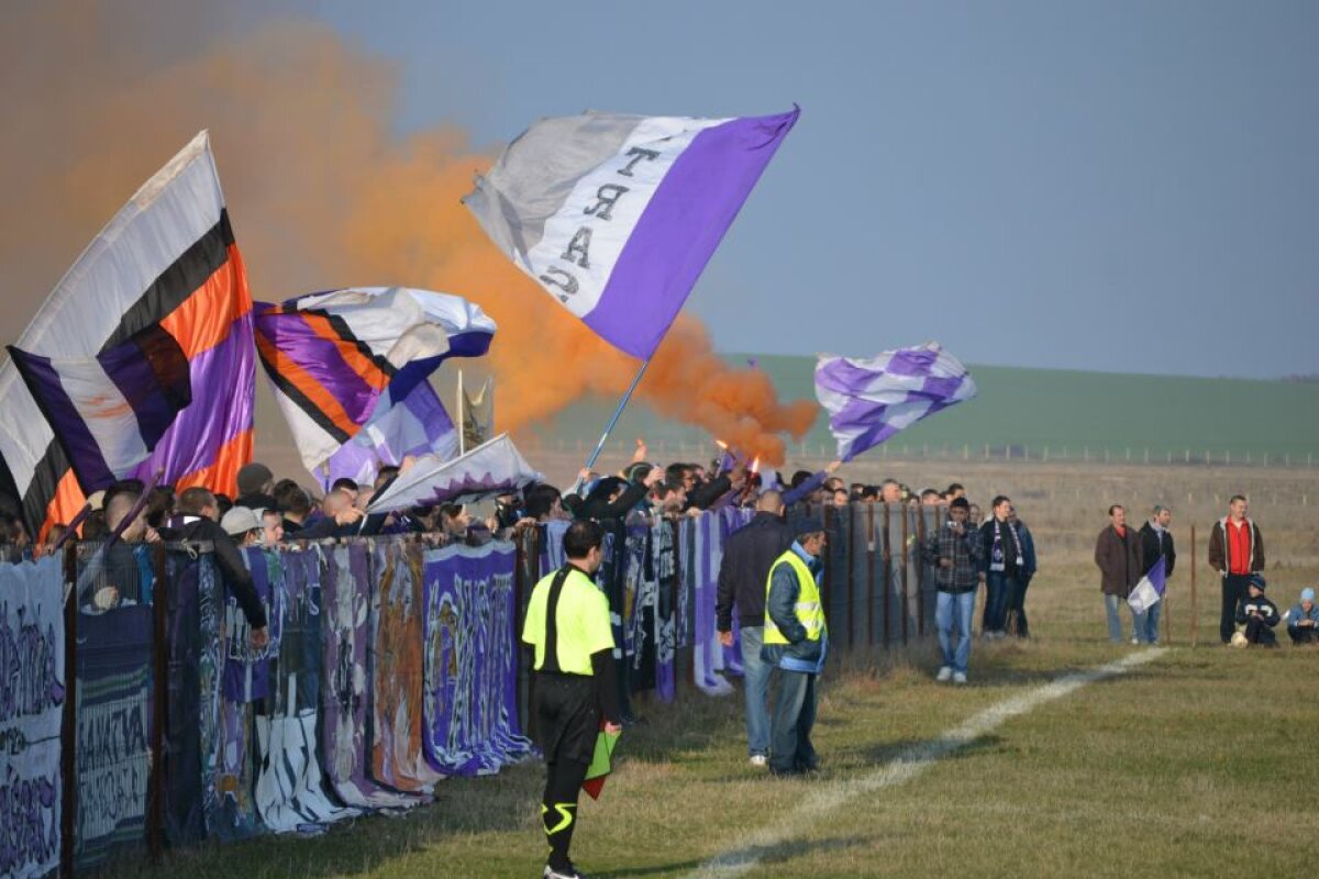 FOTO ŞI VIDEO Suporterii lui ASU uimesc din nou! » Atmosferă incredibilă la partida din deplasare cu Remetea Mare