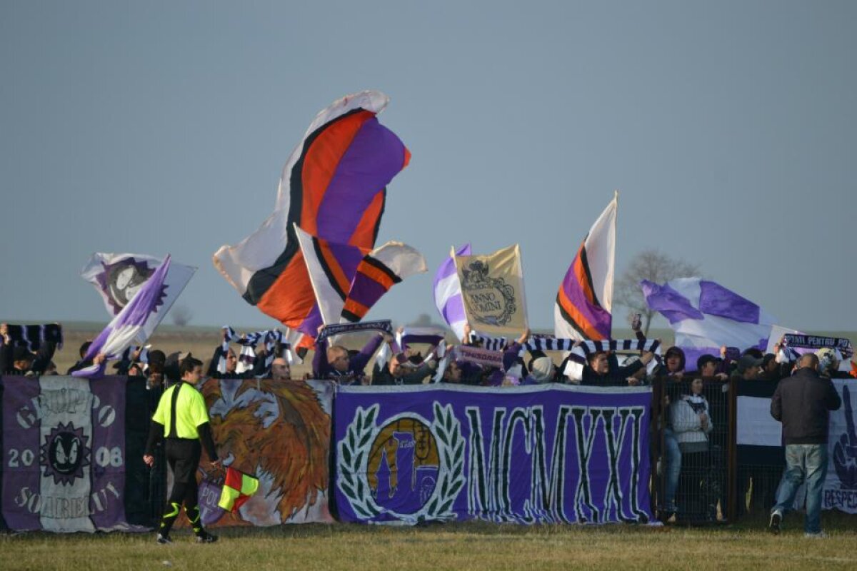 FOTO ŞI VIDEO Suporterii lui ASU uimesc din nou! » Atmosferă incredibilă la partida din deplasare cu Remetea Mare