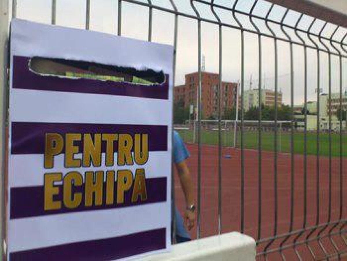 FOTO ŞI VIDEO Suporterii lui ASU uimesc din nou! » Atmosferă incredibilă la partida din deplasare cu Remetea Mare