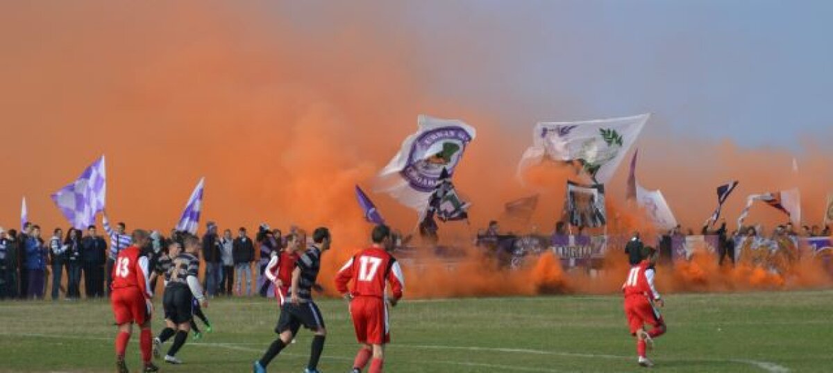 FOTO ŞI VIDEO Suporterii lui ASU uimesc din nou! » Atmosferă incredibilă la partida din deplasare cu Remetea Mare