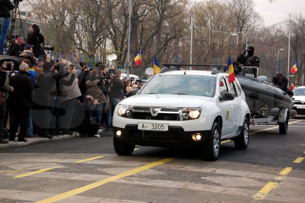 FOTO Prima apariţie a noilor modele Dacia » Au defilat la parada de 1 Decembrie