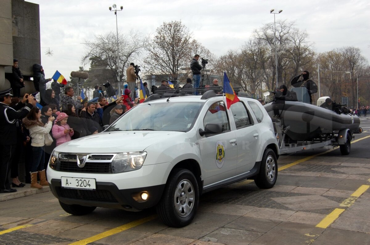 FOTO Prima apariţie a noilor modele Dacia » Au defilat la parada de 1 Decembrie