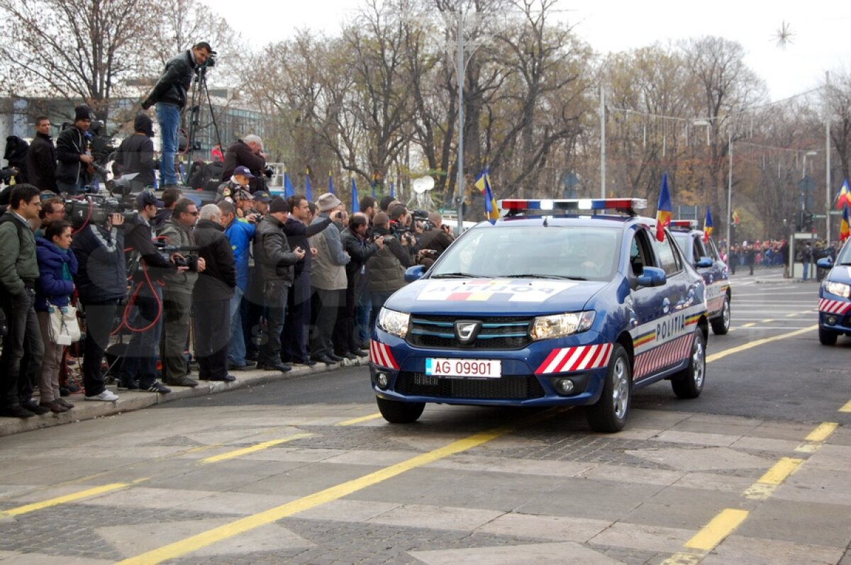 FOTO Prima apariţie a noilor modele Dacia » Au defilat la parada de 1 Decembrie
