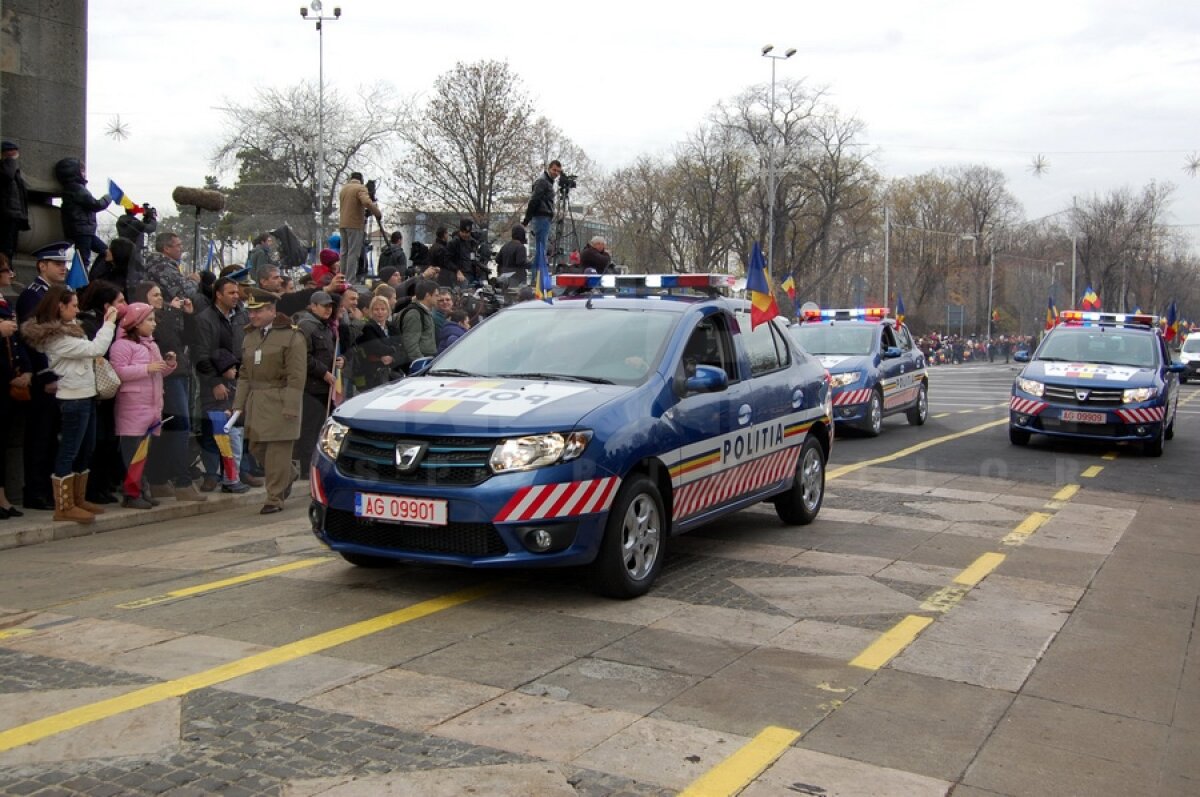 FOTO Prima apariţie a noilor modele Dacia » Au defilat la parada de 1 Decembrie