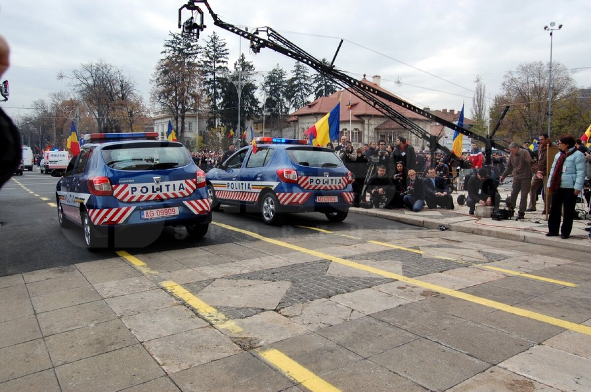 FOTO Prima apariţie a noilor modele Dacia » Au defilat la parada de 1 Decembrie