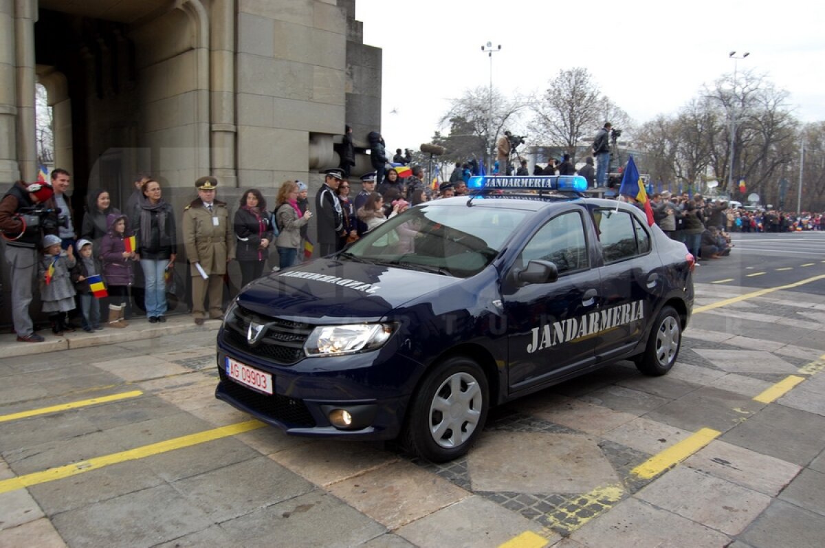 FOTO Prima apariţie a noilor modele Dacia » Au defilat la parada de 1 Decembrie
