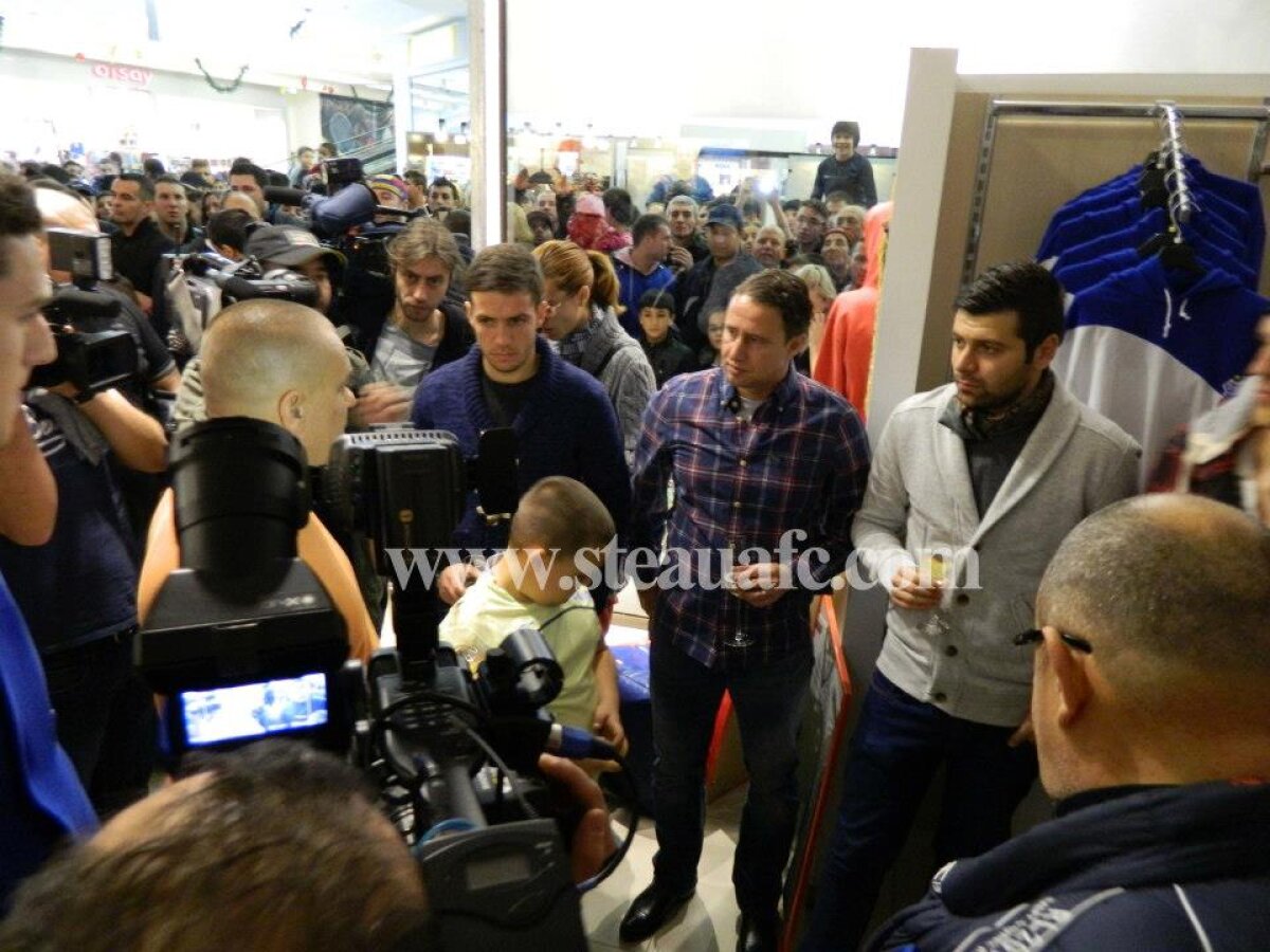 FOTO Reghe şi 6 dintre jucătorii Stelei au inaugurat un nou magazin dedicat suporterilor