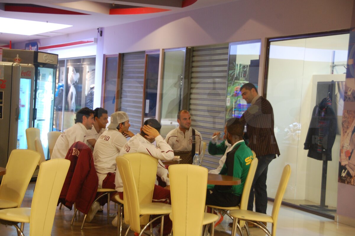 Galerie FOTO / Vasluienii şi rapidiştii s-au întîlnit în mall înaintea partidei din această seară