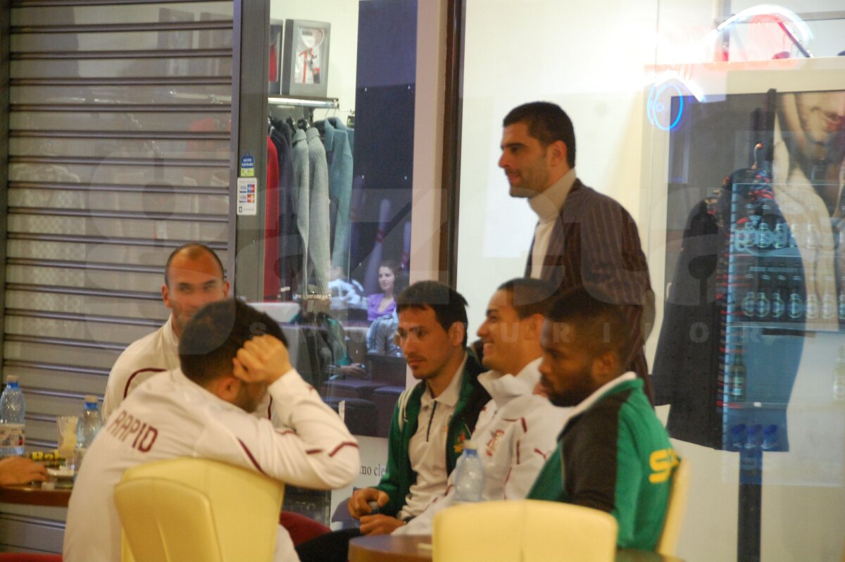 Galerie FOTO / Vasluienii şi rapidiştii s-au întîlnit în mall înaintea partidei din această seară