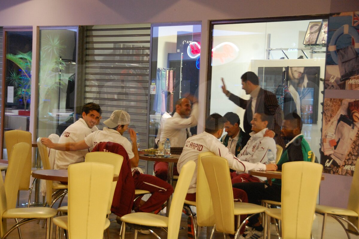 Galerie FOTO / Vasluienii şi rapidiştii s-au întîlnit în mall înaintea partidei din această seară