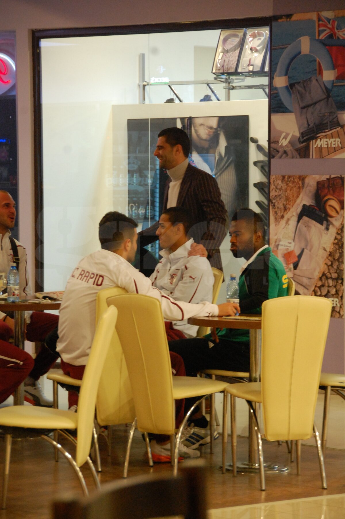 Galerie FOTO / Vasluienii şi rapidiştii s-au întîlnit în mall înaintea partidei din această seară