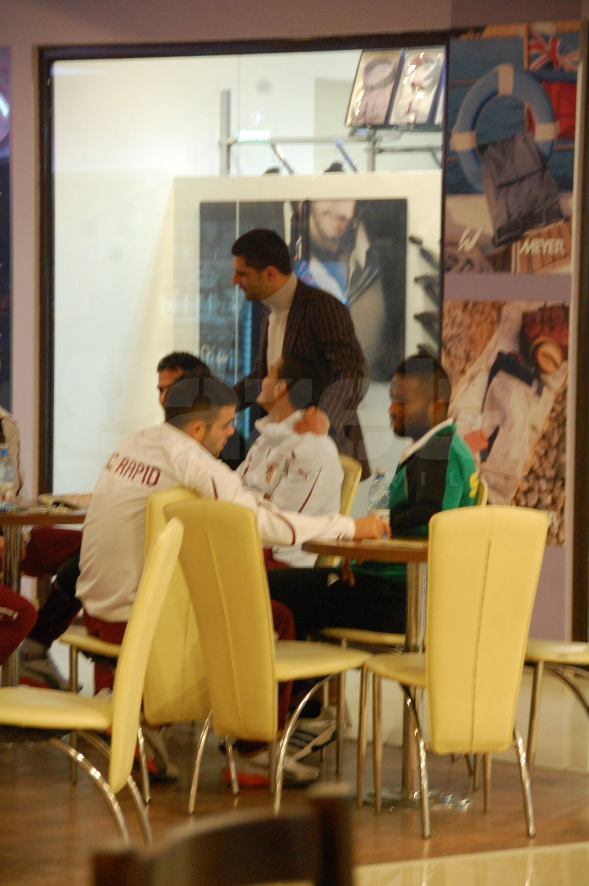 Galerie FOTO / Vasluienii şi rapidiştii s-au întîlnit în mall înaintea partidei din această seară