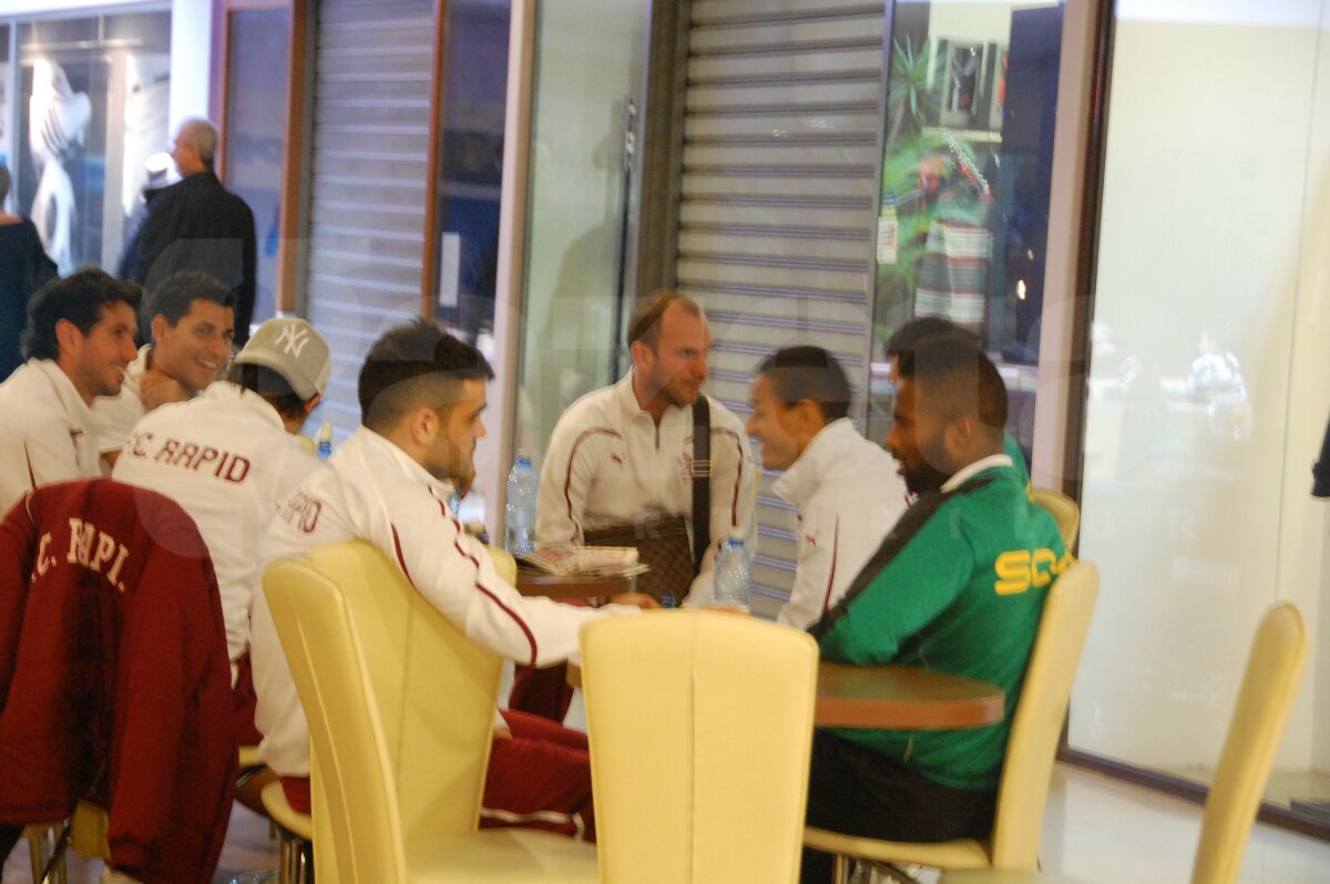 Galerie FOTO / Vasluienii şi rapidiştii s-au întîlnit în mall înaintea partidei din această seară