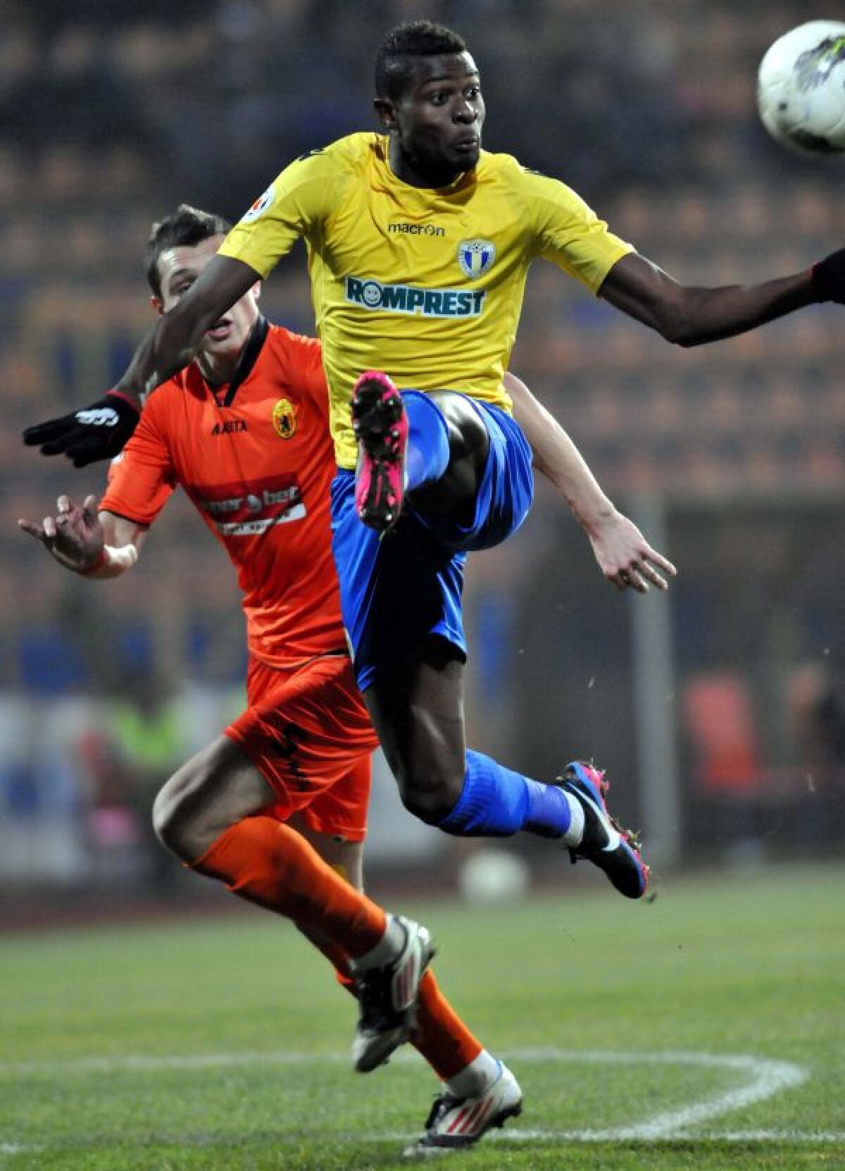 VIDEO "Urşii" păcăliţi de "lupi" » Petrolul s-a impus la Piatra Neamţ cu 2-0, profitînd de gafele copilăreşti ale gazdelor