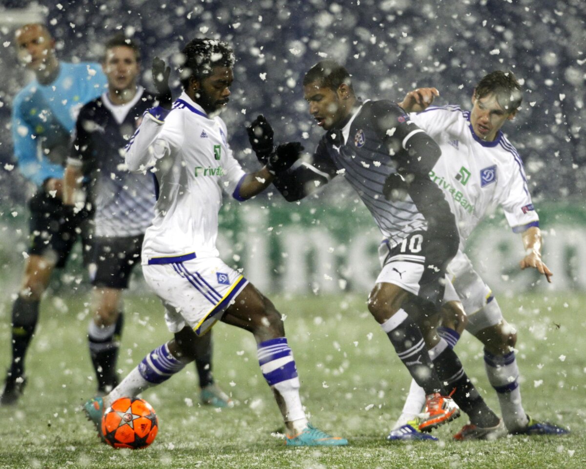 FOTO Ninsoare ca-n poveşti la Zagreb » Meciul Dinamo Zagreb - Dinamo Kiev a fost întrerupt din cauza zăpezii