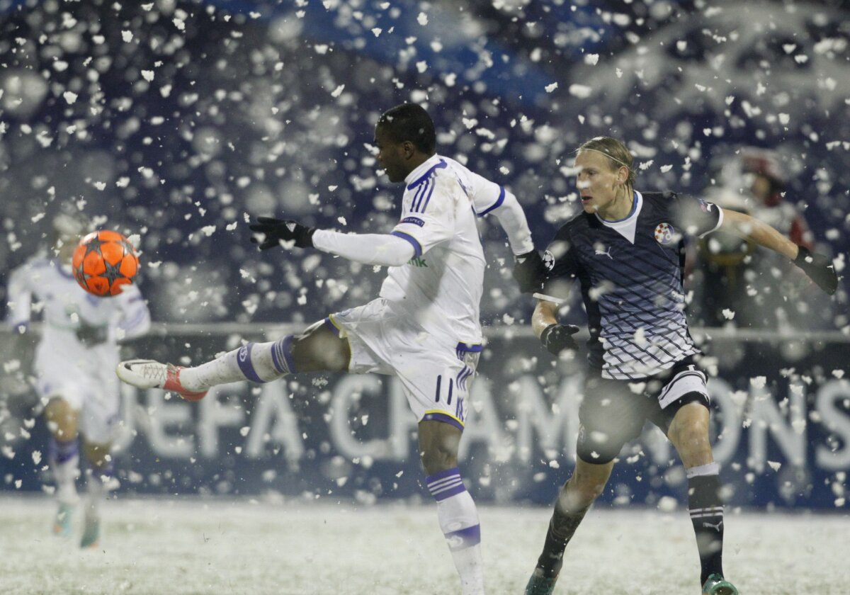 FOTO Ninsoare ca-n poveşti la Zagreb » Meciul Dinamo Zagreb - Dinamo Kiev a fost întrerupt din cauza zăpezii