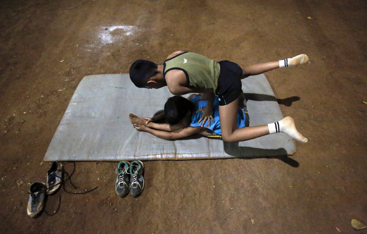 FOTO Acesta este Mallakhamb! » Indienii au un sport greu şi spectaculos care nu se vede la Olimpiadă