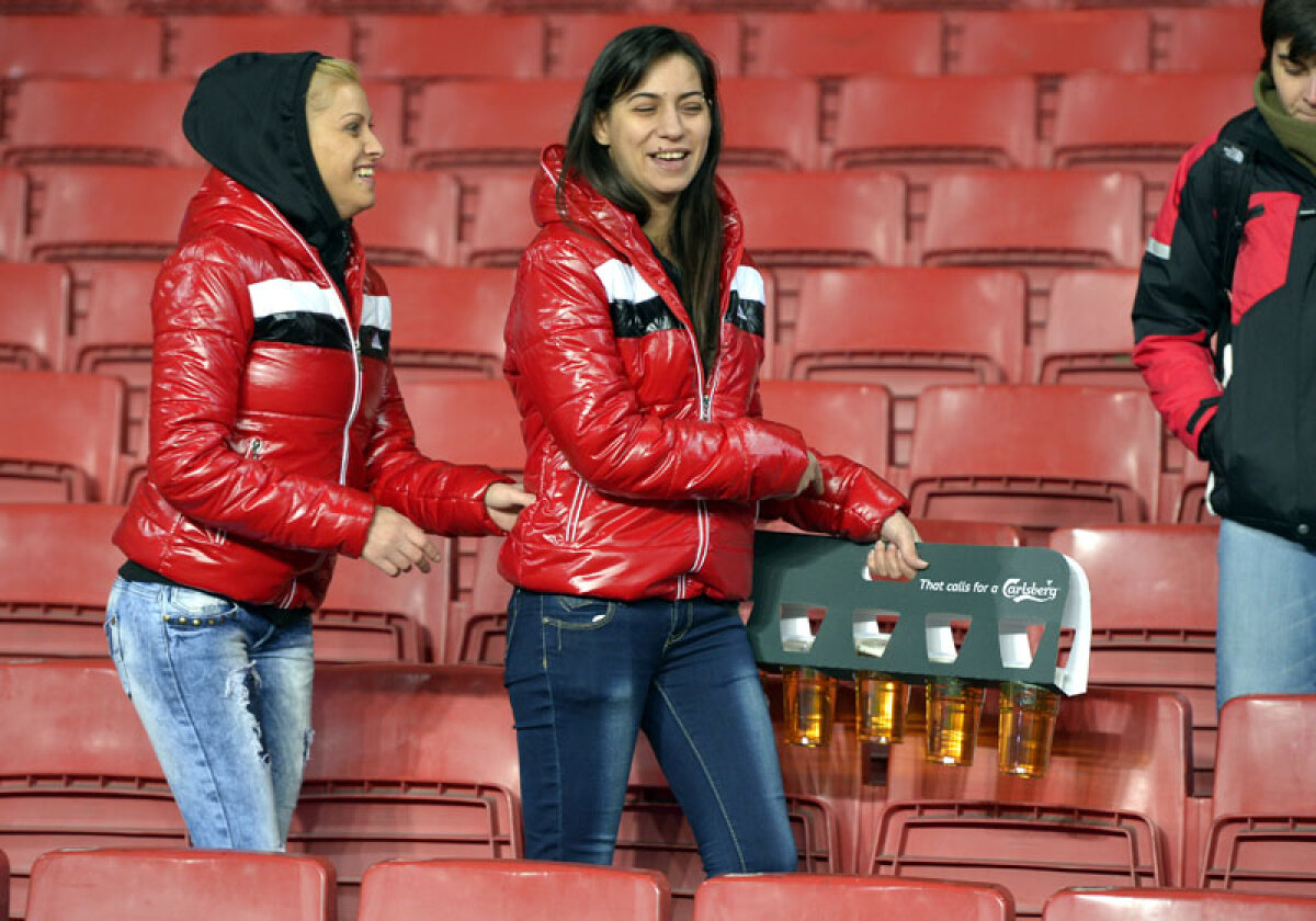FOTO Au încins focul în casa de gheaţă! » 700 de stelişti au fost alături de echipa lui Reghe la meciul din Copenhaga