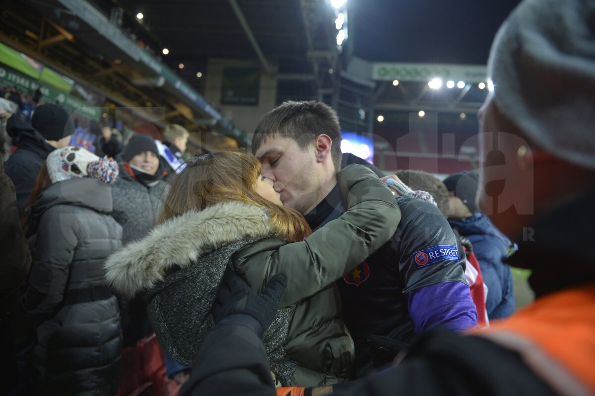 FOTO Dulcele sărut al calificării » Steliştii au sărbătorit alături de soţii