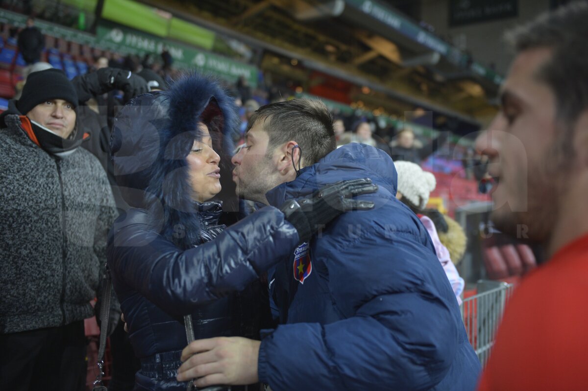 FOTO Dulcele sărut al calificării » Steliştii au sărbătorit alături de soţii