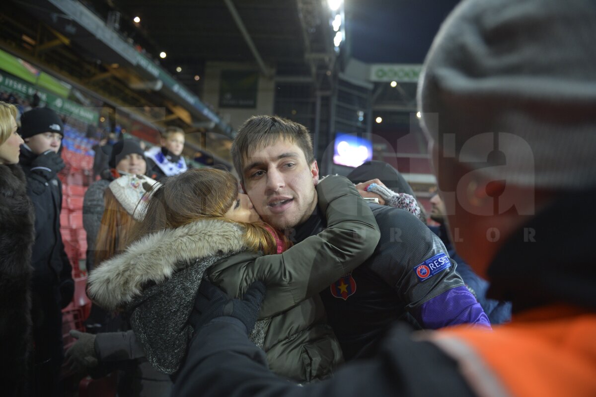 FOTO Dulcele sărut al calificării » Steliştii au sărbătorit alături de soţii