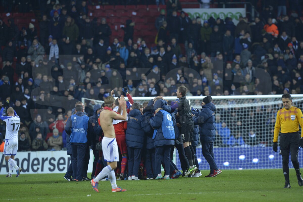 FOTO Dulcele sărut al calificării » Steliştii au sărbătorit alături de soţii