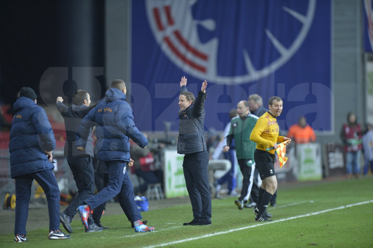 FOTO Dulcele sărut al calificării » Steliştii au sărbătorit alături de soţii