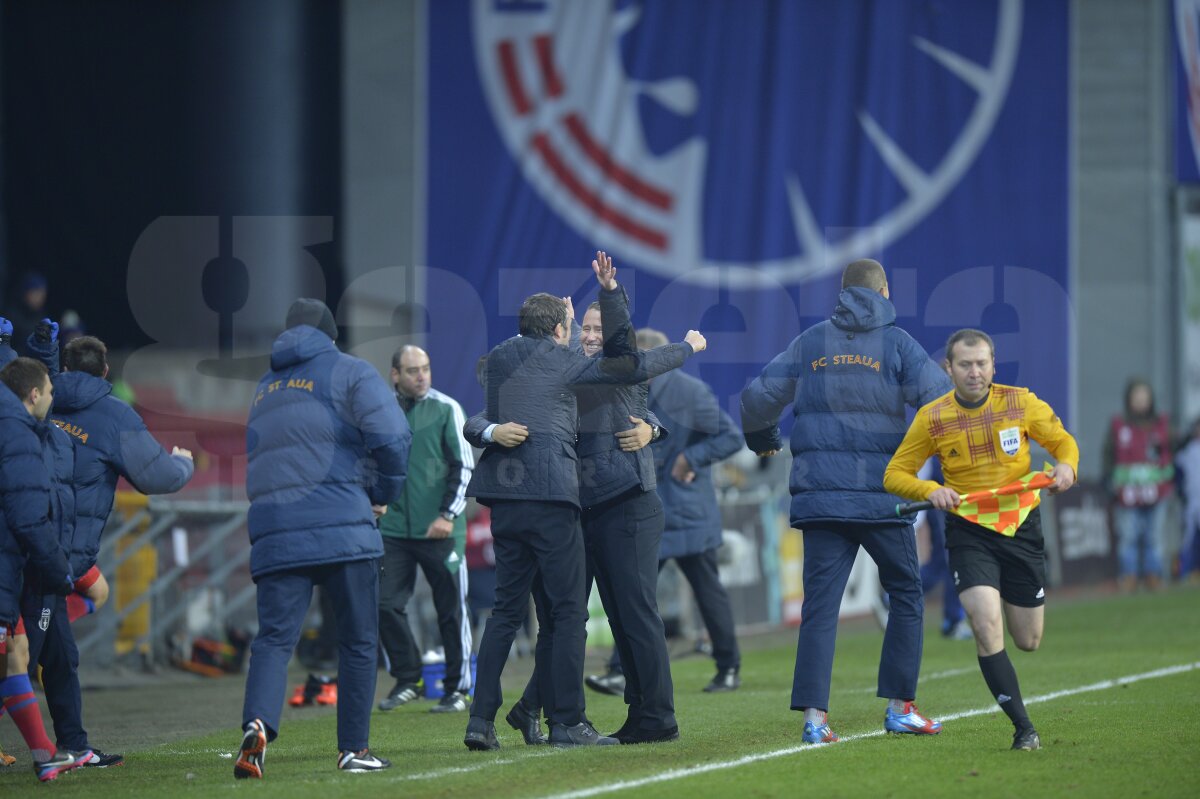 FOTO Dulcele sărut al calificării » Steliştii au sărbătorit alături de soţii