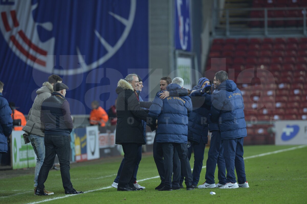 FOTO Dulcele sărut al calificării » Steliştii au sărbătorit alături de soţii