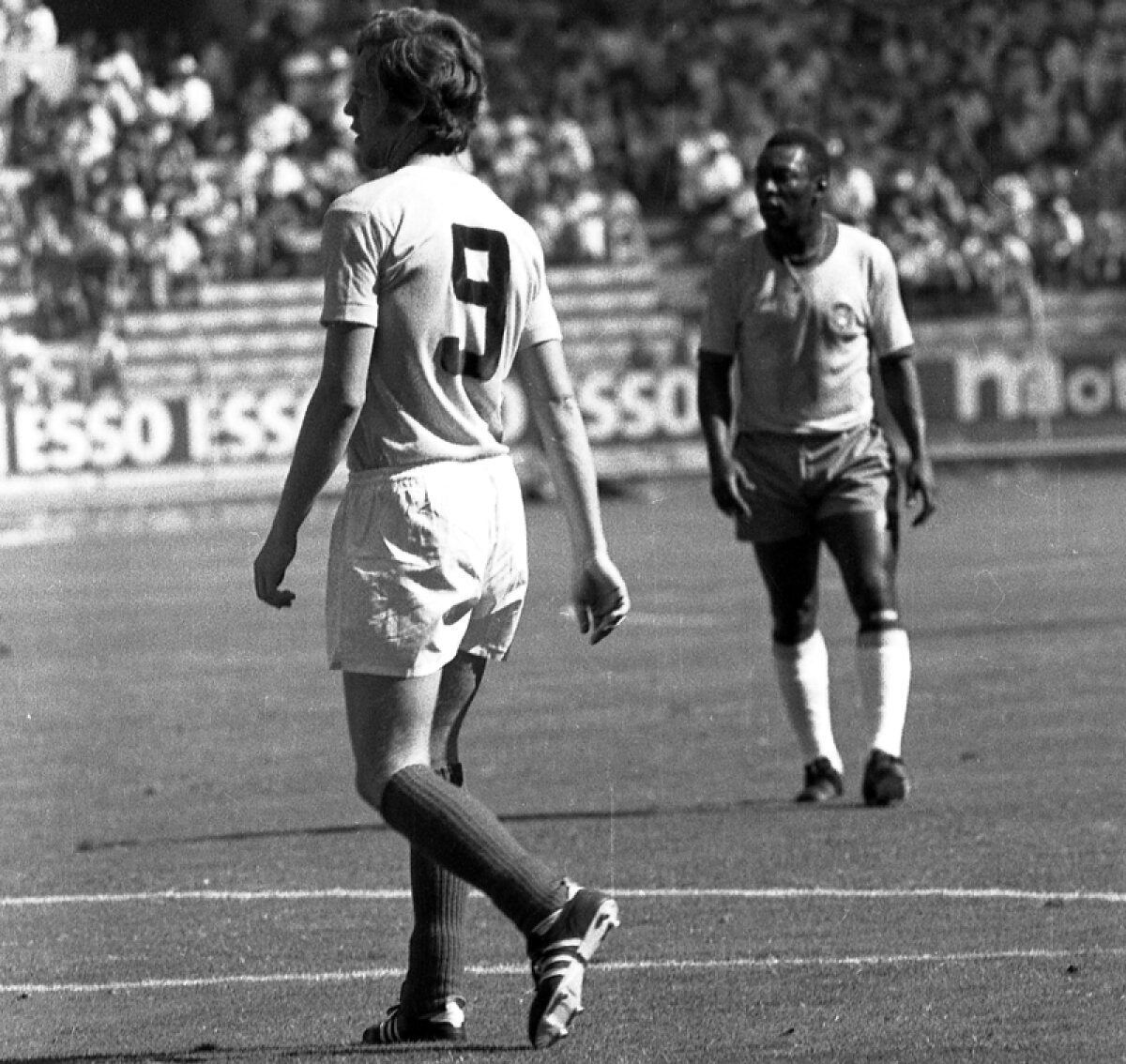 FOTO L-a pus la colţ pe ”Rege”! » Un renumit artist în lemn din Maramureş a ascuns după uşă statuia făcută lui Hagi în 1991