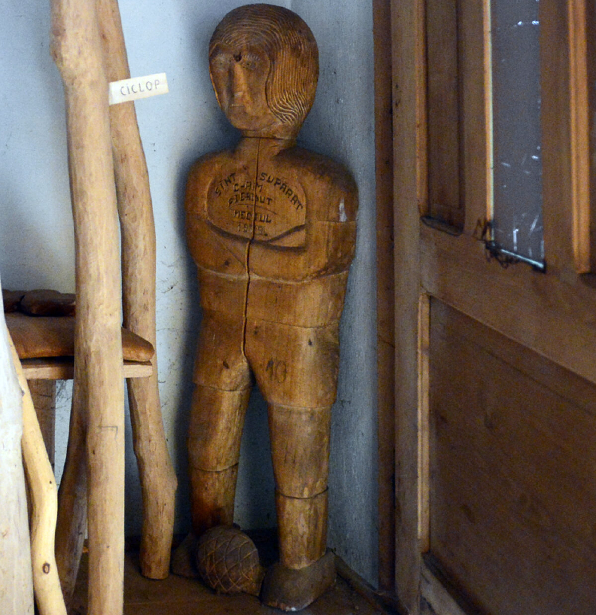 FOTO L-a pus la colţ pe ”Rege”! » Un renumit artist în lemn din Maramureş a ascuns după uşă statuia făcută lui Hagi în 1991