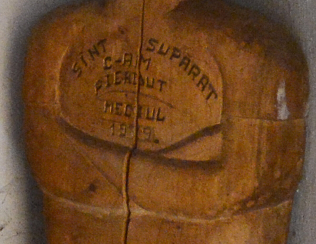 FOTO L-a pus la colţ pe ”Rege”! » Un renumit artist în lemn din Maramureş a ascuns după uşă statuia făcută lui Hagi în 1991