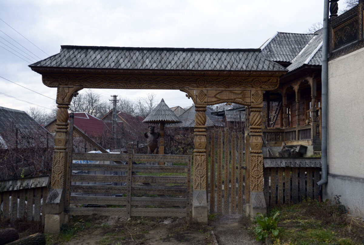 FOTO L-a pus la colţ pe ”Rege”! » Un renumit artist în lemn din Maramureş a ascuns după uşă statuia făcută lui Hagi în 1991