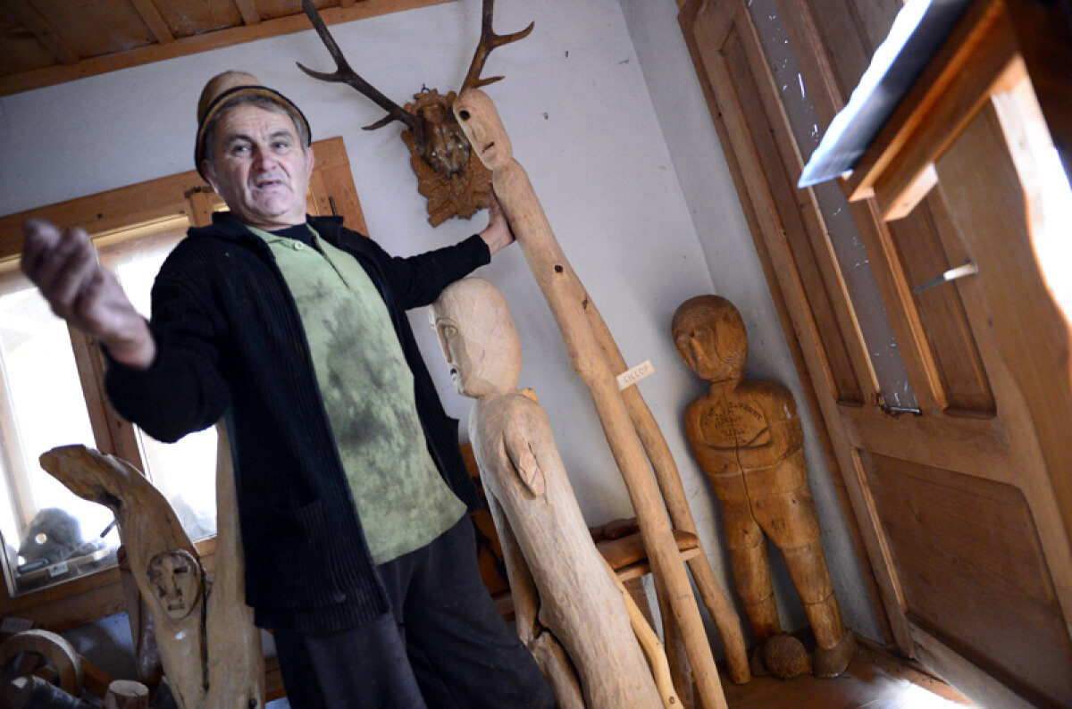 FOTO L-a pus la colţ pe ”Rege”! » Un renumit artist în lemn din Maramureş a ascuns după uşă statuia făcută lui Hagi în 1991
