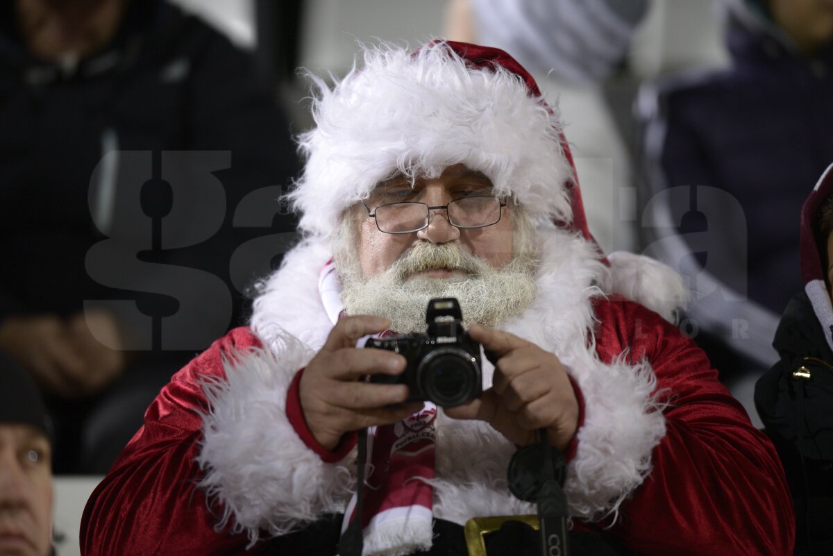 FOTO Moş Crăciun a venit să salveze Rapidul :)  » "Grinch" Copos a fost contestat din nou de fani