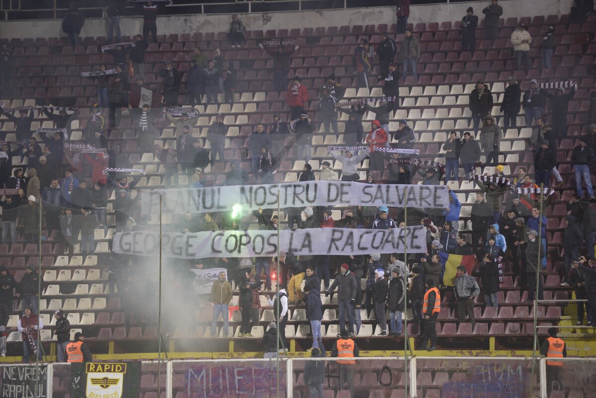 FOTO Moş Crăciun a venit să salveze Rapidul :)  » "Grinch" Copos a fost contestat din nou de fani