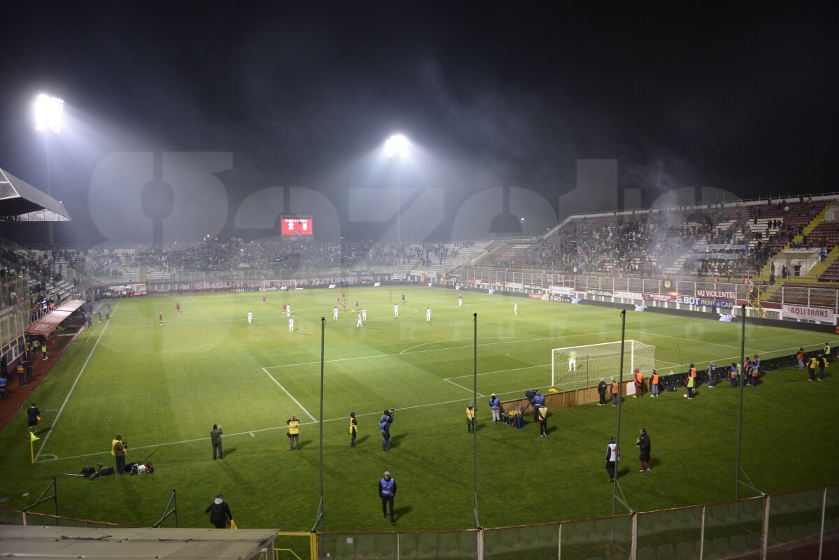 FOTO Moş Crăciun a venit să salveze Rapidul :)  » "Grinch" Copos a fost contestat din nou de fani