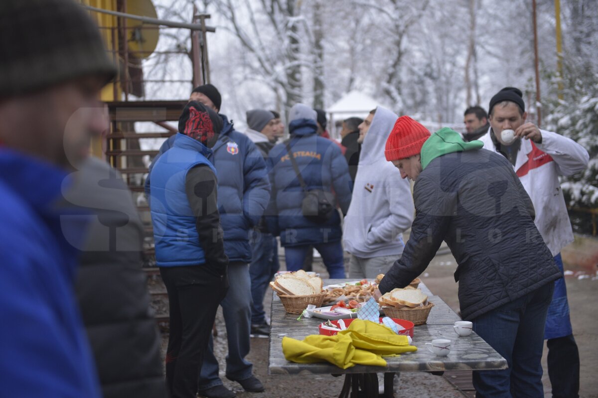 FOTO şi VIDEO Steliştii au tăiat porcul şi sărbătoresc locul 1 cu lăutari » Reghe: "Facem o petrecere cum n-a mai fost"