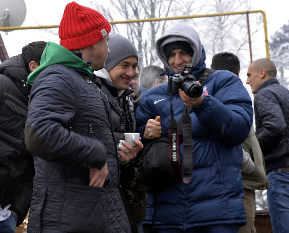 FOTO&VIDEO Şorici + lăutari! » Steliştii au sărbătorit în mod tradiţional victoria cu Astra