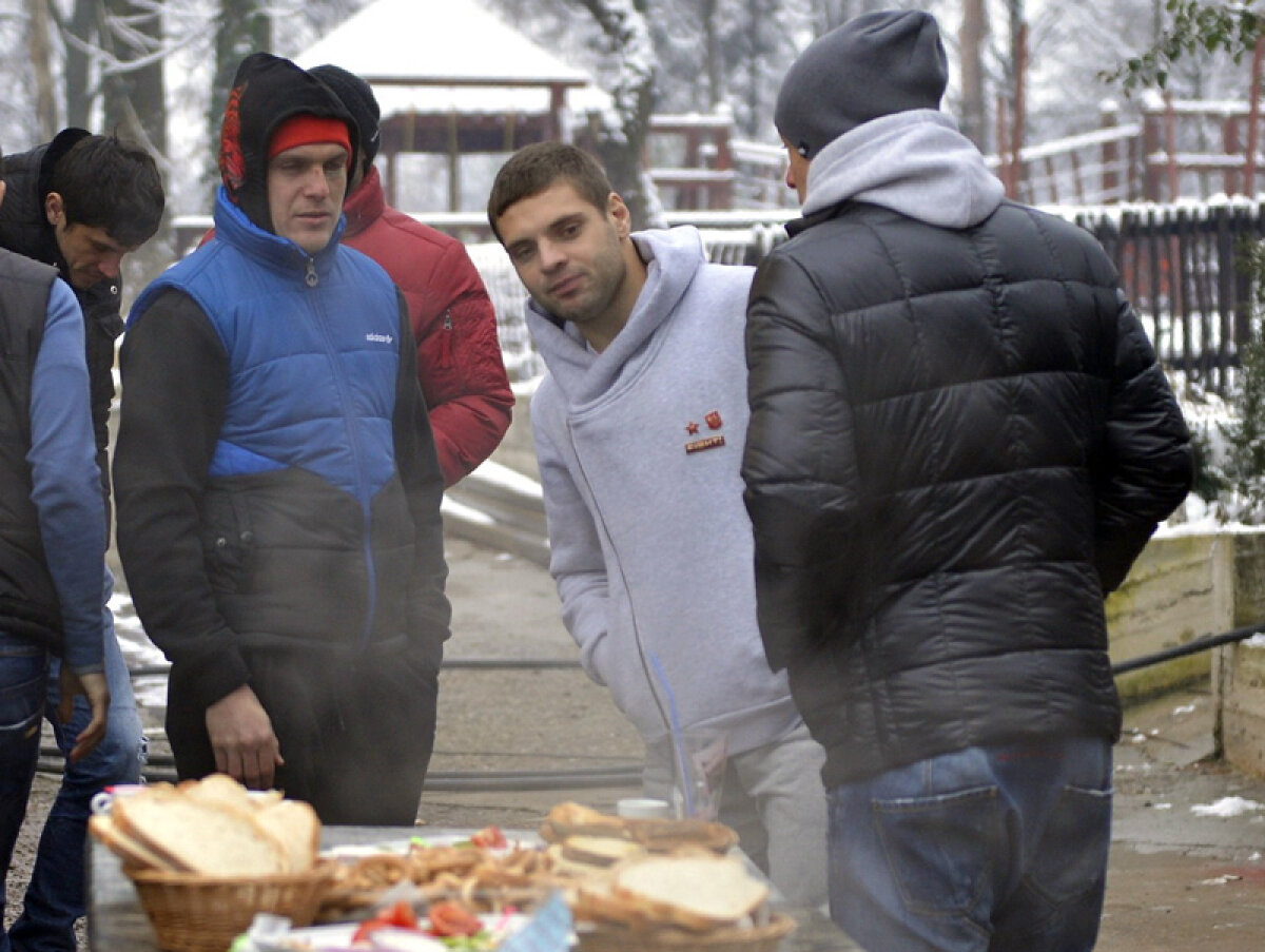 FOTO&VIDEO Şorici + lăutari! » Steliştii au sărbătorit în mod tradiţional victoria cu Astra